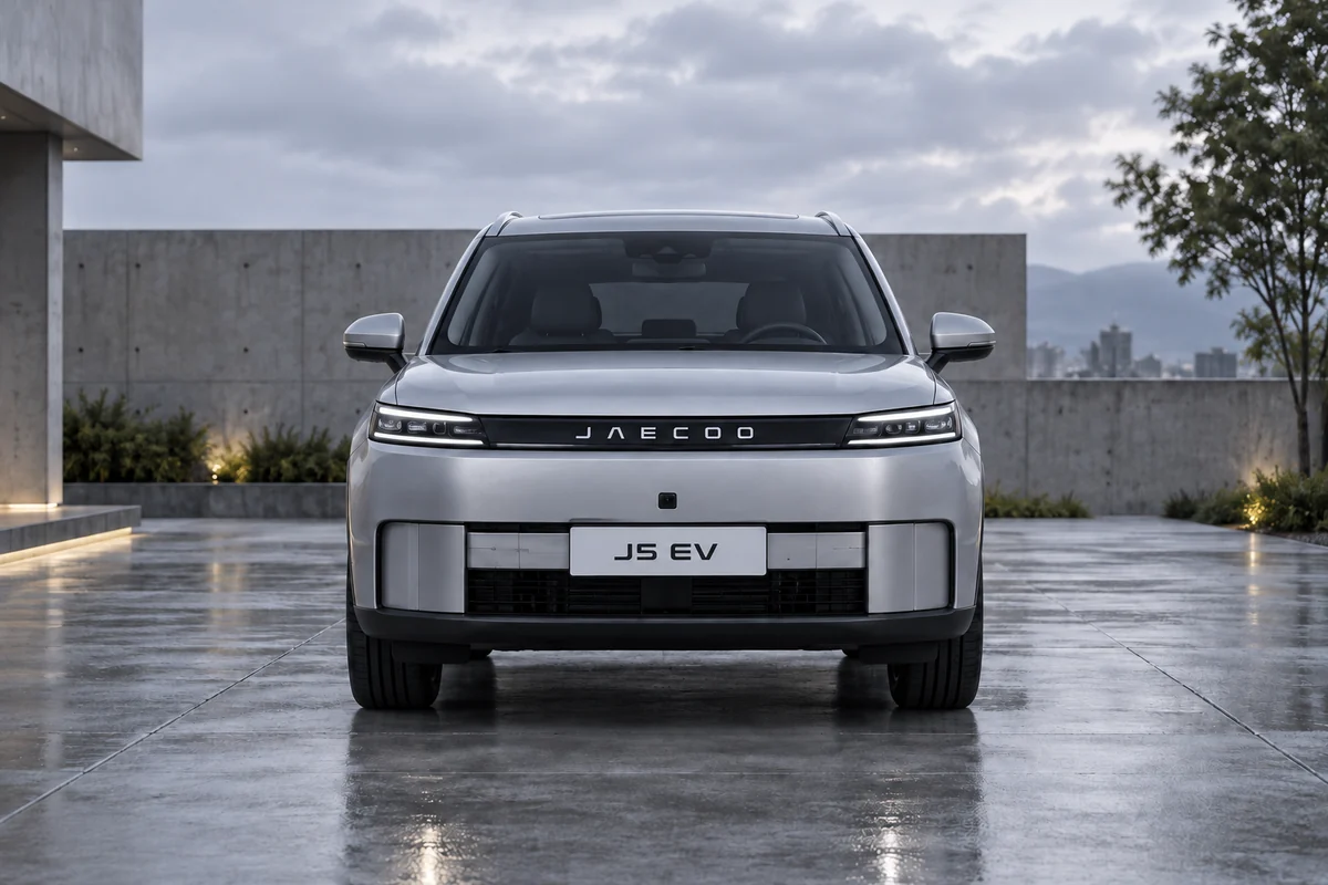 ด้านหน้า JAECOO 5 EV พร้อมไฟหน้า LED (ภาพประกอบ)